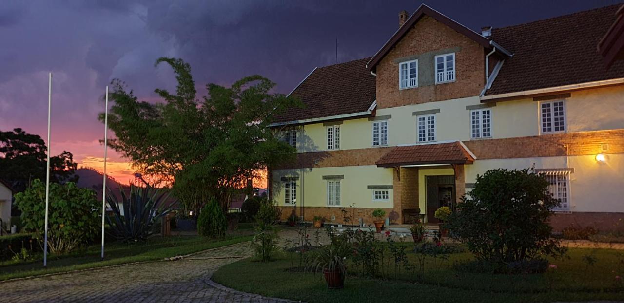 Lovasoa 4C Hotel อันต์ซิราเบ ภายนอก รูปภาพ